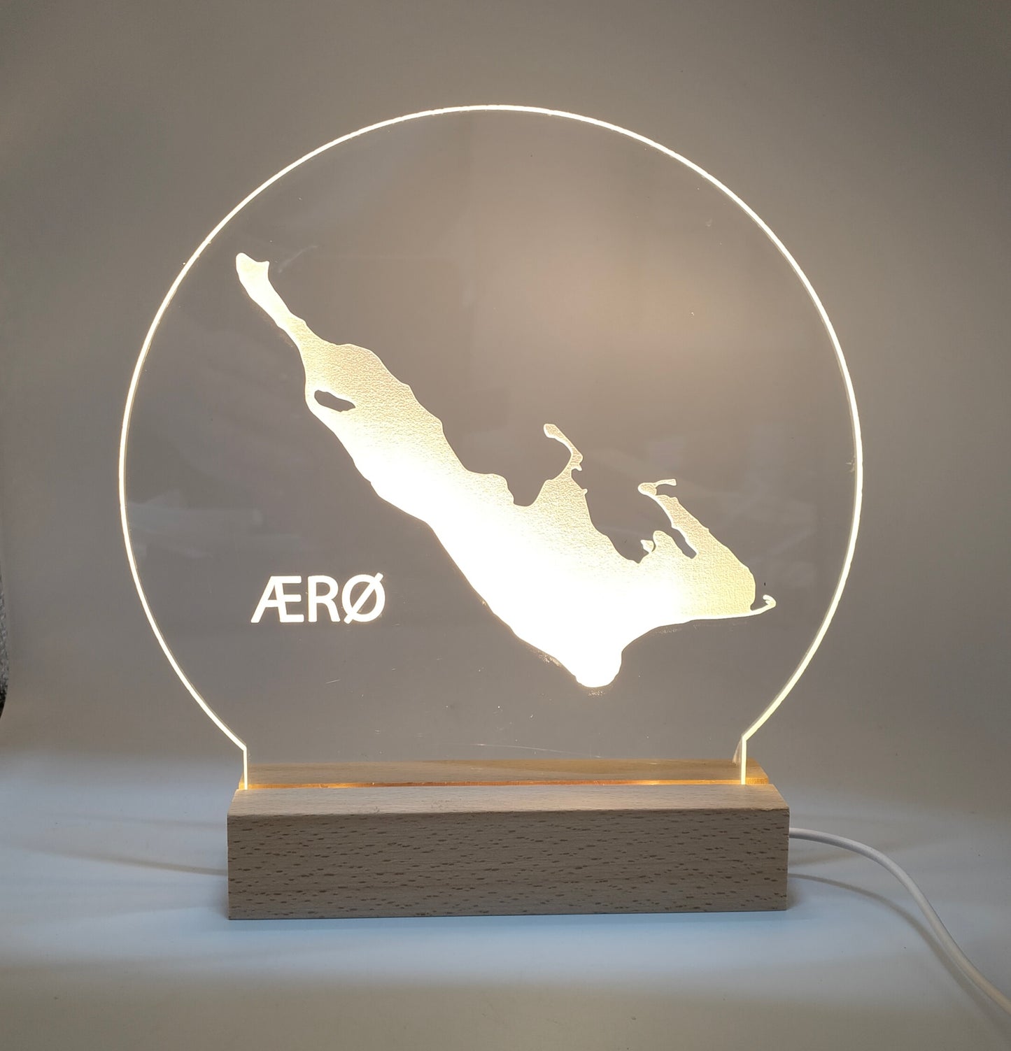 Ærø på LED lys fod - Dansk produceret 20 cm akryl lys