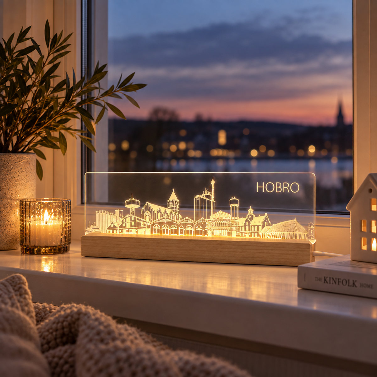Hobro Skyline LED lys ved vindue i solnedgang - Dejligelys.dk