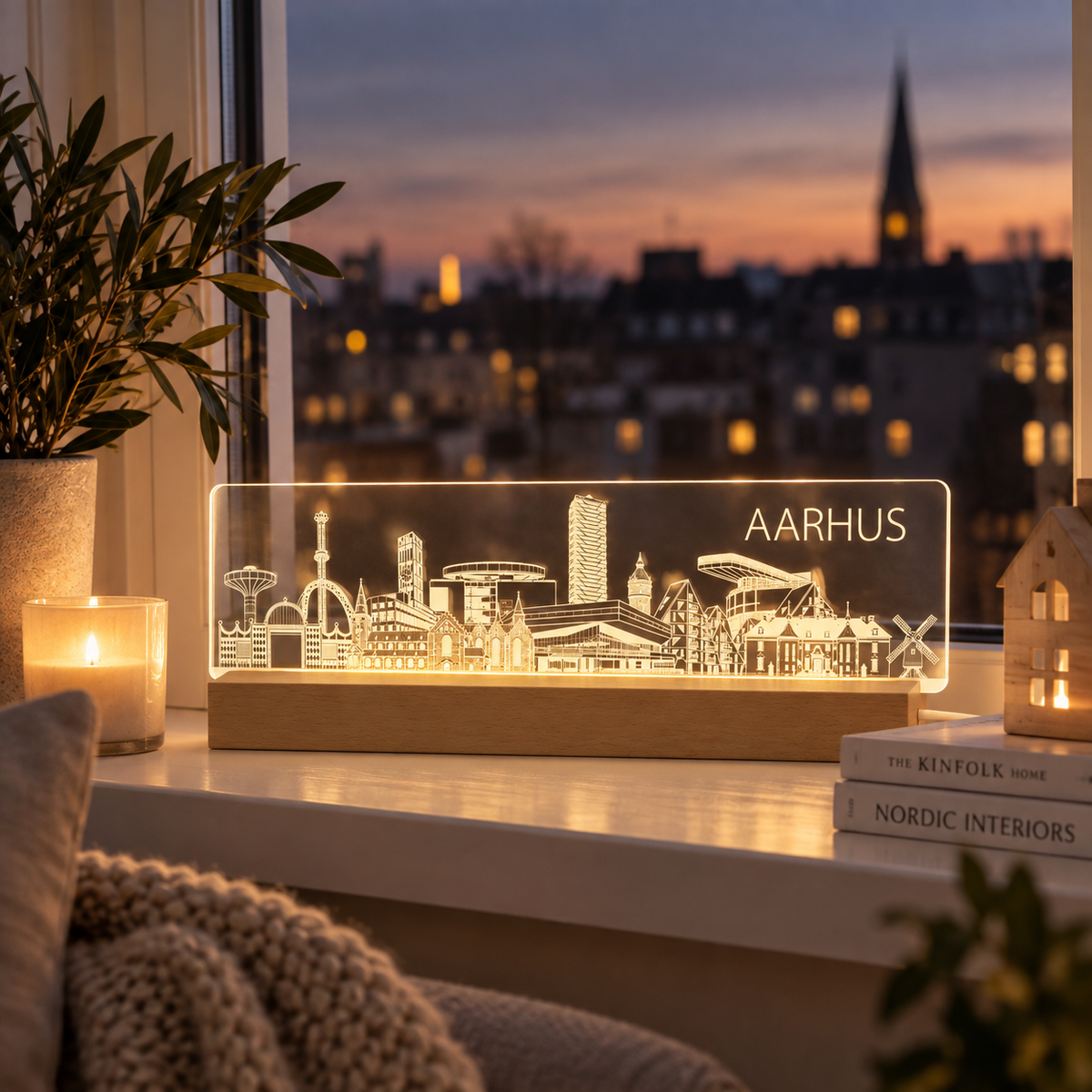 Aarhus Skyline LED lys ved vindue i solnedgang - Dejligelys.dk