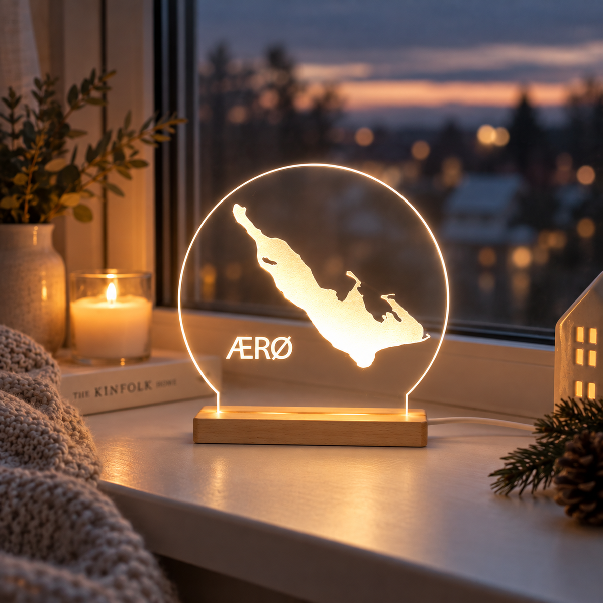 Ærø 15 cm - LED lys fra Dejligelys ved vindue i solnedgang