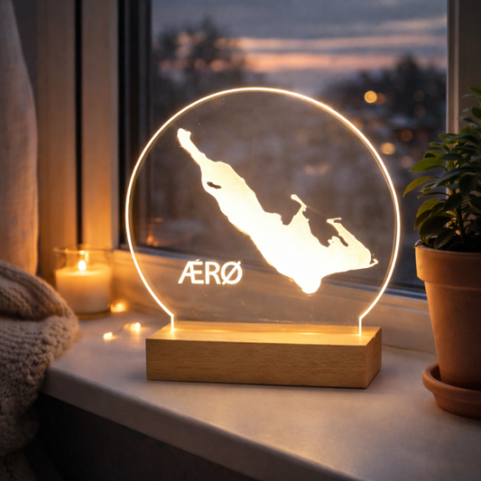 Ærø på LED lys fod - Dansk produceret 20 cm akryl lys - Dejligelys.dk