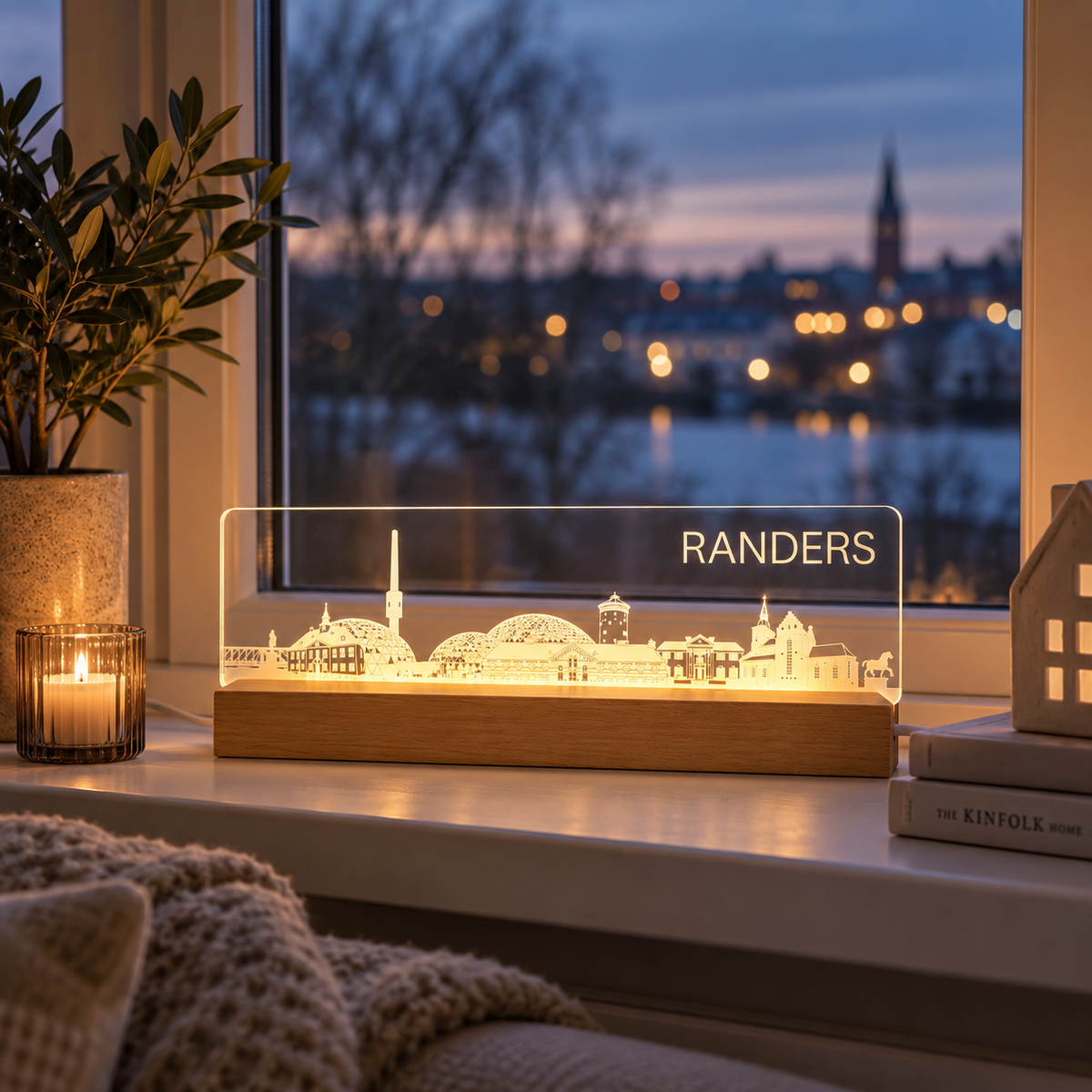 Randers Skyline - LED lys fra Dejligelys i vindue ved solnedgang