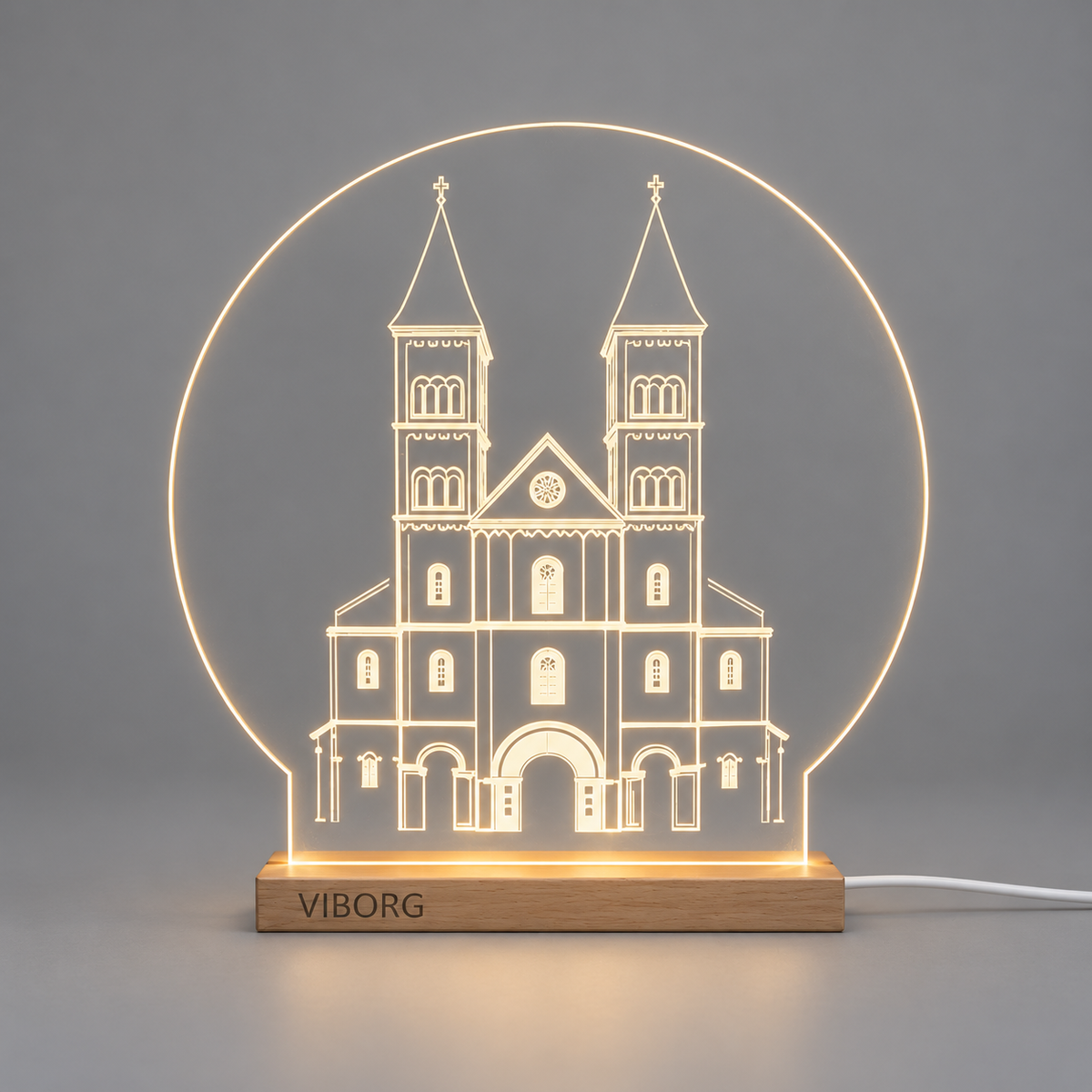 Viborg Domkirke 15 cm - LED lys fra Dejligelys ved vindue i solnedgang